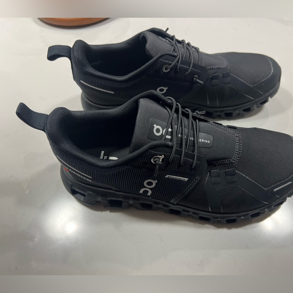 On Running Women’s Black Cloud 6 Waterproof Shoes - Picture 6 of 8